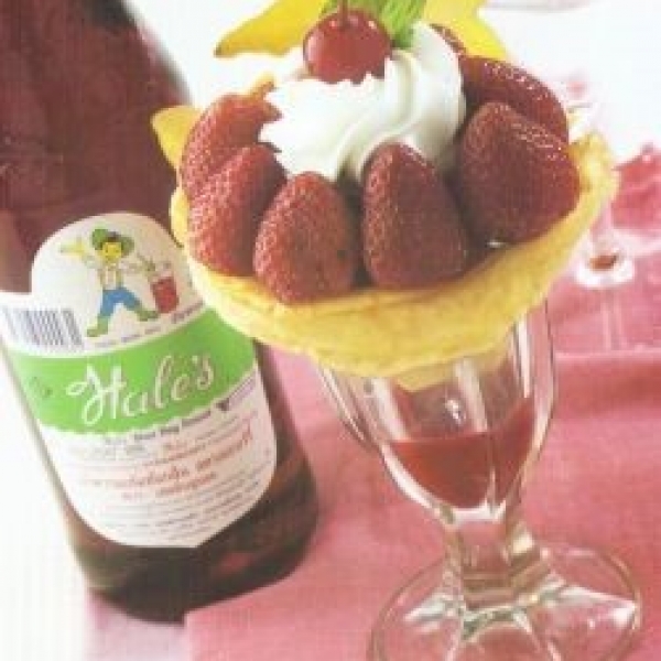 冰淇淋小薄煎饼和草莓汁